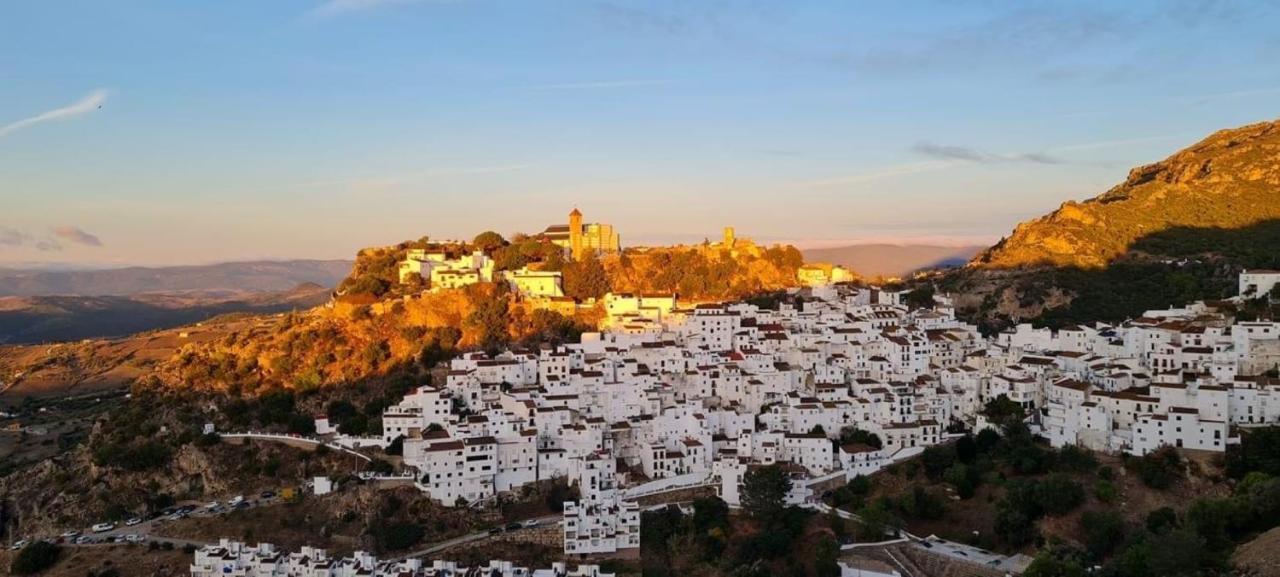 Stylish 3 Bed House 2 Bathrooms, With Patio, Roof Terrace And Communal Pool 5 Minutes Away From The Beautiful Spanish White Village Of Casares Pueblo And Only 20 Mins From The Sea מראה חיצוני תמונה