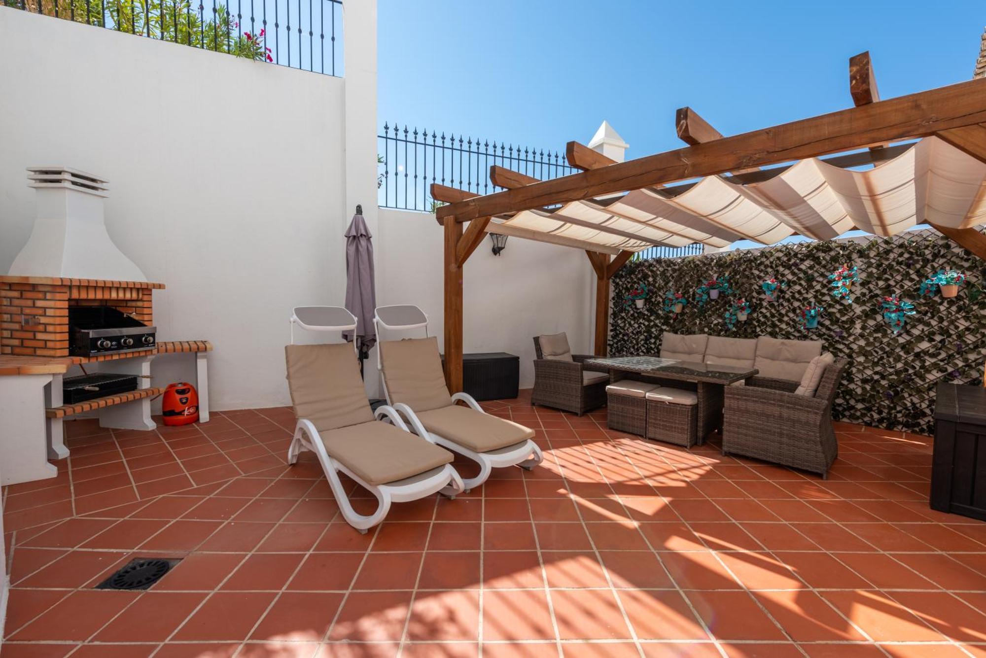 Stylish 3 Bed House 2 Bathrooms, With Patio, Roof Terrace And Communal Pool 5 Minutes Away From The Beautiful Spanish White Village Of Casares Pueblo And Only 20 Mins From The Sea מראה חיצוני תמונה