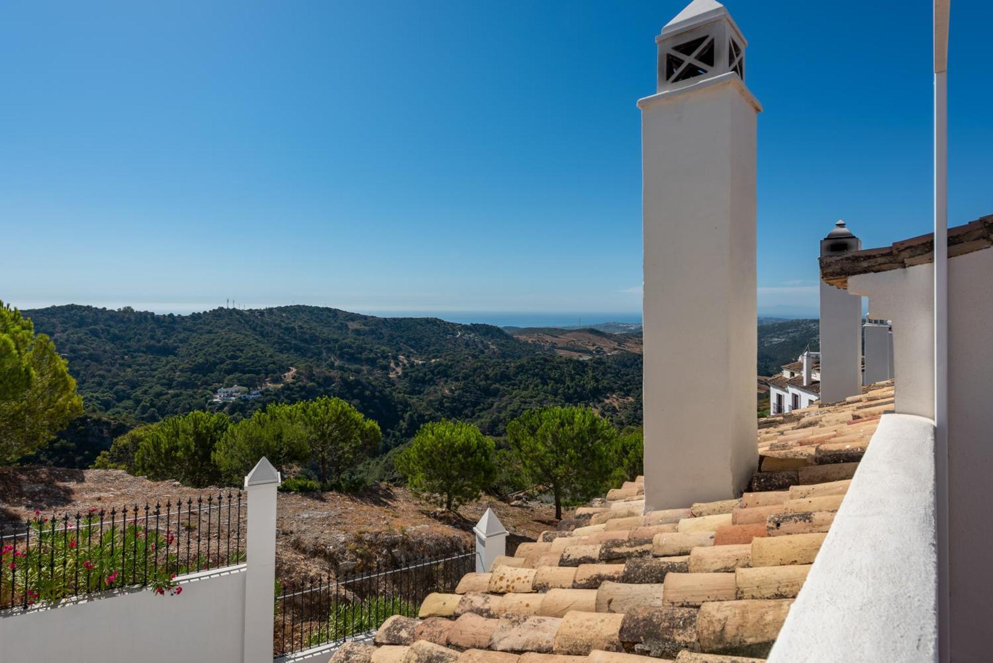 Stylish 3 Bed House 2 Bathrooms, With Patio, Roof Terrace And Communal Pool 5 Minutes Away From The Beautiful Spanish White Village Of Casares Pueblo And Only 20 Mins From The Sea מראה חיצוני תמונה