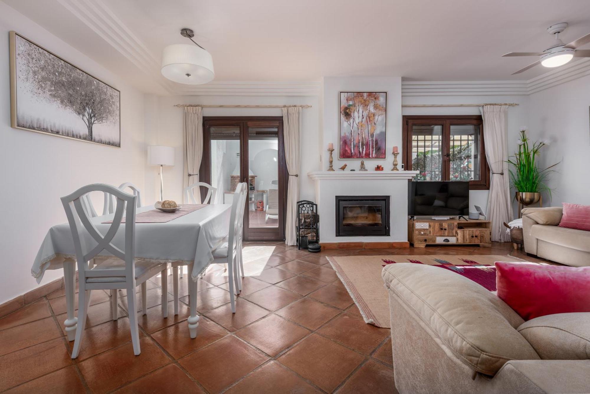 Stylish 3 Bed House 2 Bathrooms, With Patio, Roof Terrace And Communal Pool 5 Minutes Away From The Beautiful Spanish White Village Of Casares Pueblo And Only 20 Mins From The Sea מראה חיצוני תמונה